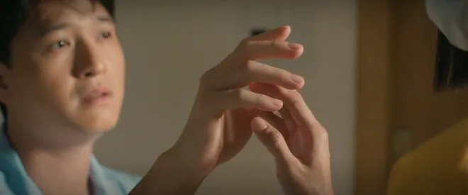 C&aacute;ch em 1 milimet - Tập 15: T&uacute; ch&iacute;nh l&agrave; "c&ocirc; điều dưỡng b&iacute; ẩn" chăm s&oacute;c B&aacute;ch 5 năm trước - Ảnh 14.