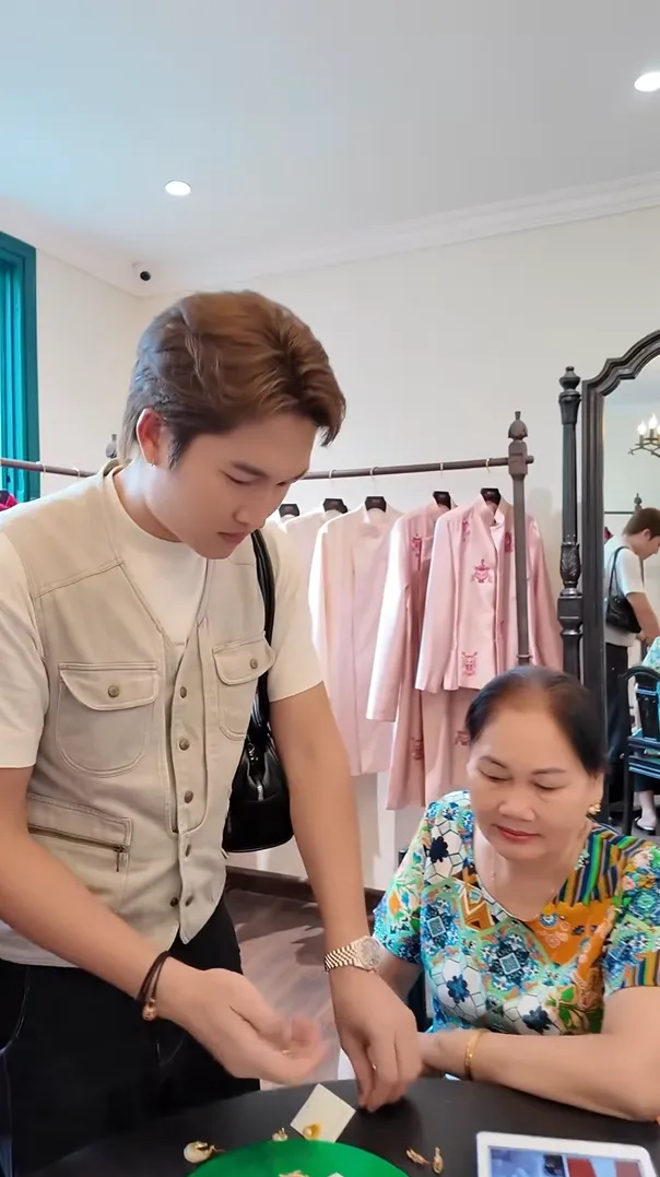 Đám cưới của Chế Nguyễn Quỳnh Châu, NSND Lan Hương mừng sinh nhật ông xã Đỗ Kỷ - Ảnh 3. Đám cưới của Chế Nguyễn Quỳnh Châu, NSND Lan Hương mừng sinh nhật ông xã Đỗ Kỷ - Ảnh 3.