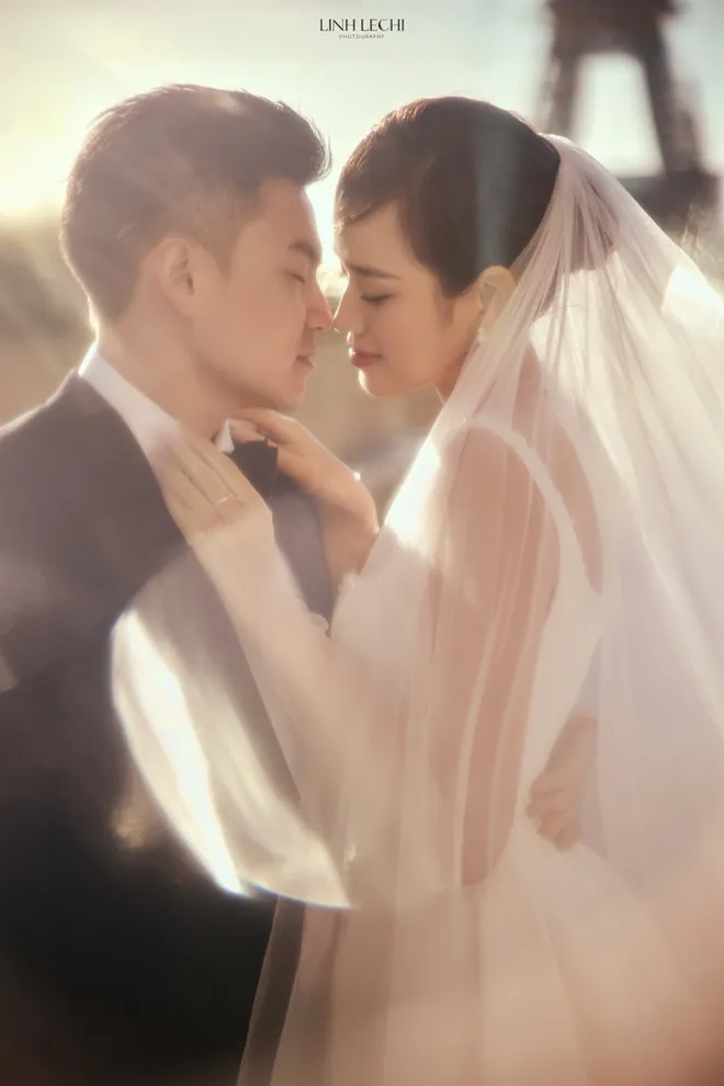 Ảnh cưới đẹp như mơ của Đỗ Thị Hà, nhan sắc tươi tắn của Hoàng Thùy Linh  - Ảnh 1.