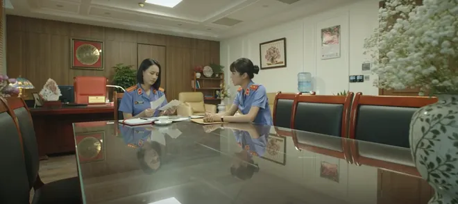 Lằn ranh - Tập 2: Trinh cảnh báo đối tác sắp có “bão”, nhóm lợi ích đứng sau vụ trọng án sắp bị khui ra- Ảnh 3. Lằn ranh - Tập 2: Trinh cảnh báo đối tác sắp có “bão”, nhóm lợi ích đứng sau vụ trọng án sắp bị khui ra- Ảnh 3.