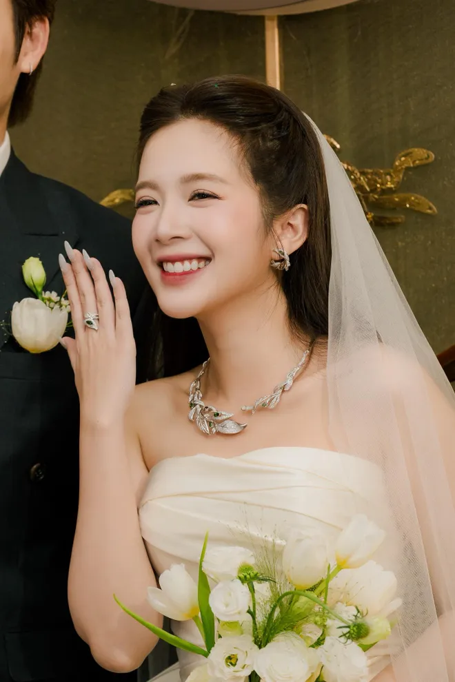 Đình Tú xả ảnh đón nàng về dinh, nhan sắc của Á hậu Thụy Vân sau sinh con thứ 2 - Ảnh 1.