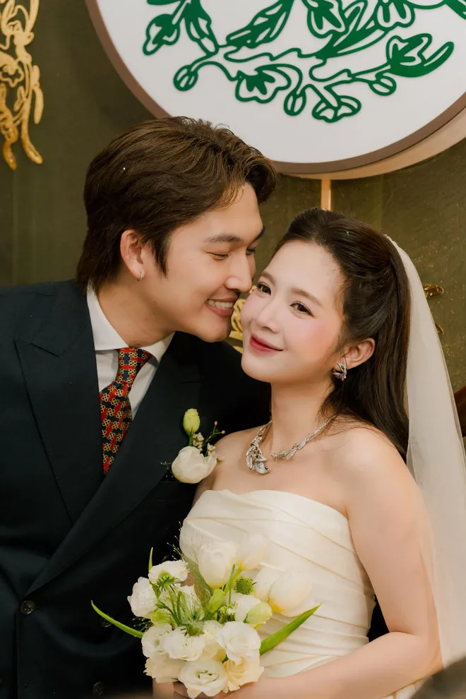 Đình Tú xả ảnh đón nàng về dinh, nhan sắc của Á hậu Thụy Vân sau sinh con thứ 2 - Ảnh 2.