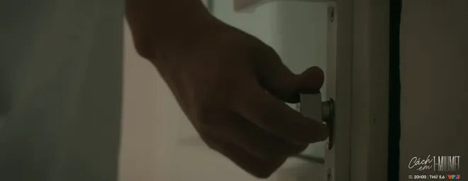 C&aacute;ch em 1 milimet - Tập 18: Hẹn bạn g&aacute;i Đức đến ph&ograve;ng ri&ecirc;ng, Nghi&ecirc;m định giở tr&ograve; đồi bại?- Ảnh 6.