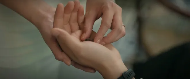 Cách em 1 milimet - Tập 18: Nghiêm cưỡng bức Nga trong phòng riêng, bị Đức đánh vỡ mặt tiền - Ảnh 4.