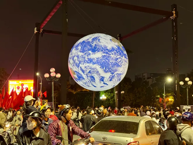 Trái Đất "lơ lửng" giữa lòng Hà Nội gây sốt - Ảnh 9.