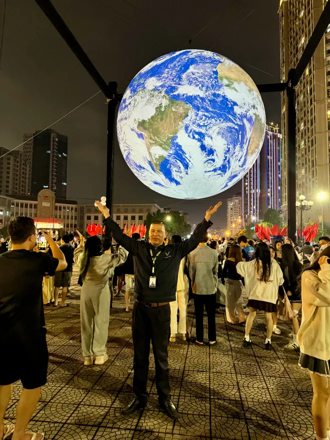 Trái Đất "lơ lửng" giữa lòng Hà Nội gây sốt - Ảnh 4.