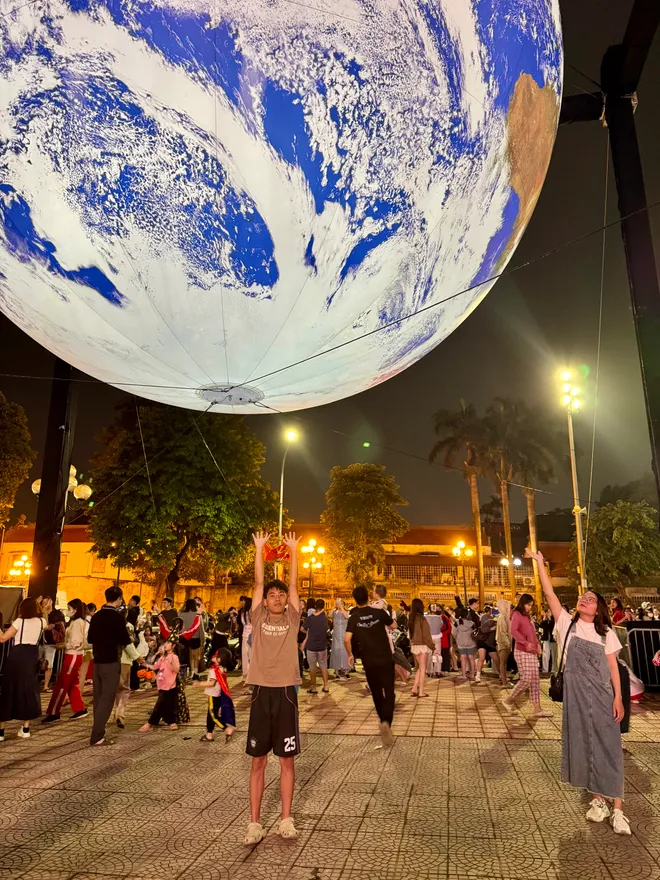 Trái Đất "lơ lửng" giữa lòng Hà Nội gây sốt - Ảnh 5.
