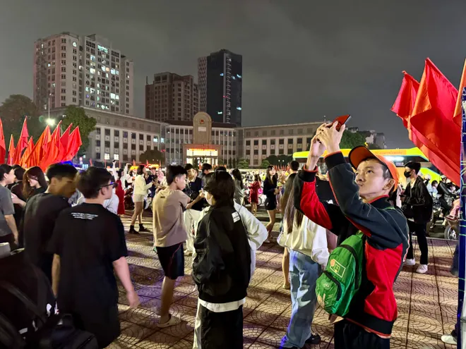 Trái Đất "lơ lửng" giữa lòng Hà Nội gây sốt - Ảnh 7.