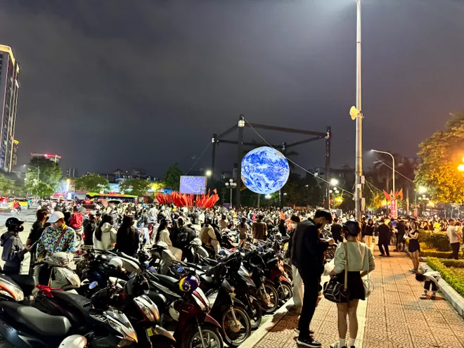 Trái Đất "lơ lửng" giữa lòng Hà Nội gây sốt - Ảnh 8.