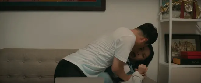 Cách em 1 milimet - Tập 18: Nghiêm cưỡng bức Nga trong phòng riêng, bị Đức đánh vỡ mặt tiền - Ảnh 17.