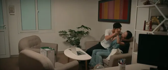 Cách em 1 milimet - Tập 18: Nghiêm cưỡng bức Nga trong phòng riêng, bị Đức đánh vỡ mặt tiền - Ảnh 16.