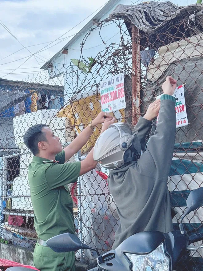 Tuổi trẻ C&ocirc;ng an TP Hồ Ch&iacute; Minh ra qu&acirc;n b&oacute;c x&oacute;a quảng c&aacute;o sai quy định - Ảnh 1.