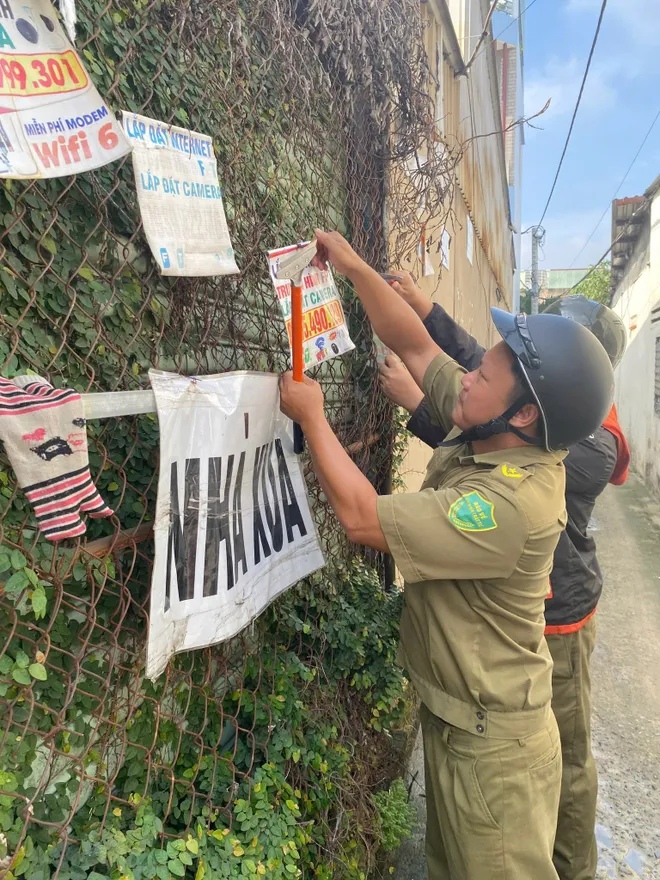 Tuổi trẻ C&ocirc;ng an TP Hồ Ch&iacute; Minh ra qu&acirc;n b&oacute;c x&oacute;a quảng c&aacute;o sai quy định - Ảnh 3.