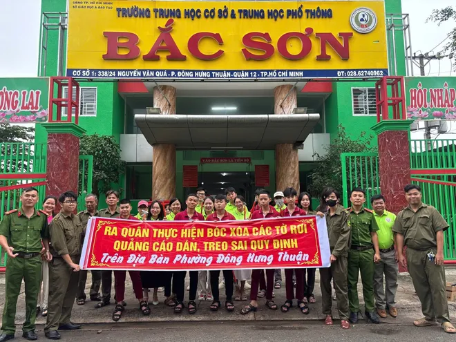 Tuổi trẻ C&ocirc;ng an TP Hồ Ch&iacute; Minh ra qu&acirc;n b&oacute;c x&oacute;a quảng c&aacute;o sai quy định - Ảnh 5.