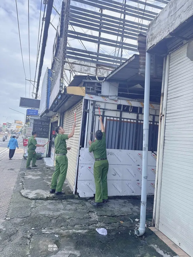 Tuổi trẻ C&ocirc;ng an TP Hồ Ch&iacute; Minh ra qu&acirc;n b&oacute;c x&oacute;a quảng c&aacute;o sai quy định - Ảnh 2.