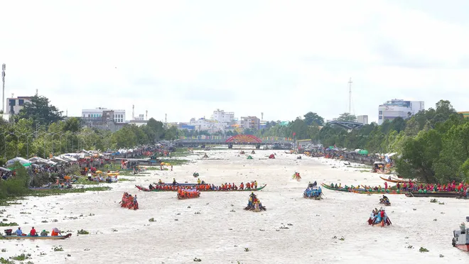 Cần Thơ rộn ràng Lễ hội Óoc Om Bóc – Đua ghe Ngo 2025- Ảnh 9.