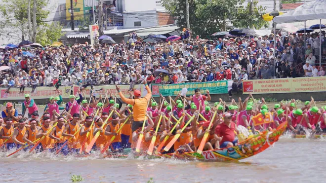 Sôi nổi giải đua ghe ngo TP Cần Thơ năm 2025- Ảnh 8. Sôi nổi giải đua ghe ngo TP Cần Thơ năm 2025- Ảnh 8.