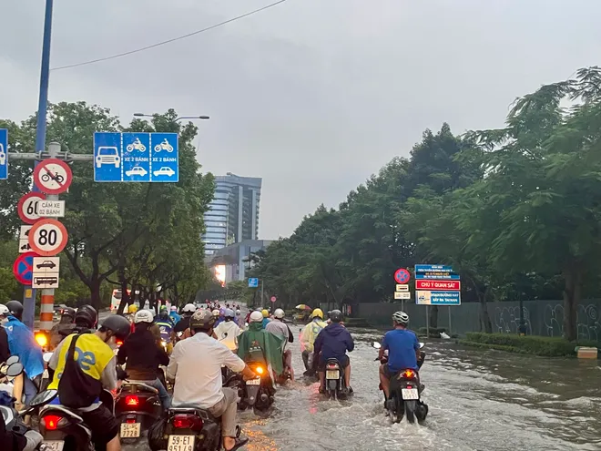 Nhiều trường học ở TP Hồ Chí Minh điều chỉnh thời gian tan học, lịch học trước ảnh hưởng của bão Kalmaegi - Ảnh 4.