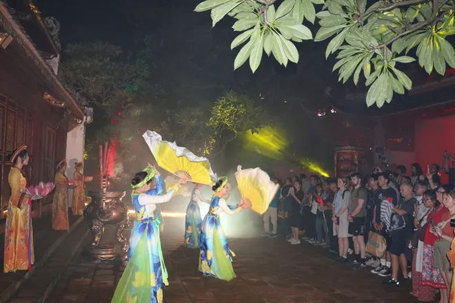 Ứng dụng công nghệ 3D mapping tại tour đêm “Ngọc Sơn - đêm huyền bí” - Ảnh 2.