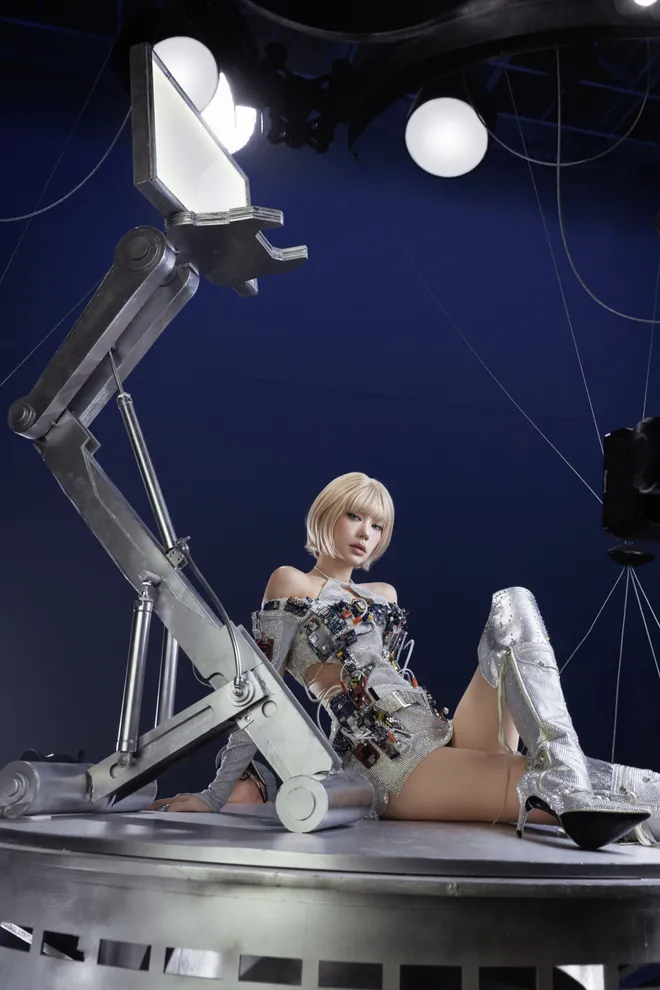 Ph&aacute;t h&agrave;nh MV mới Director, Minh Hằng h&eacute; lộ chuỗi dự &aacute;n tiếp theo- Ảnh 1.