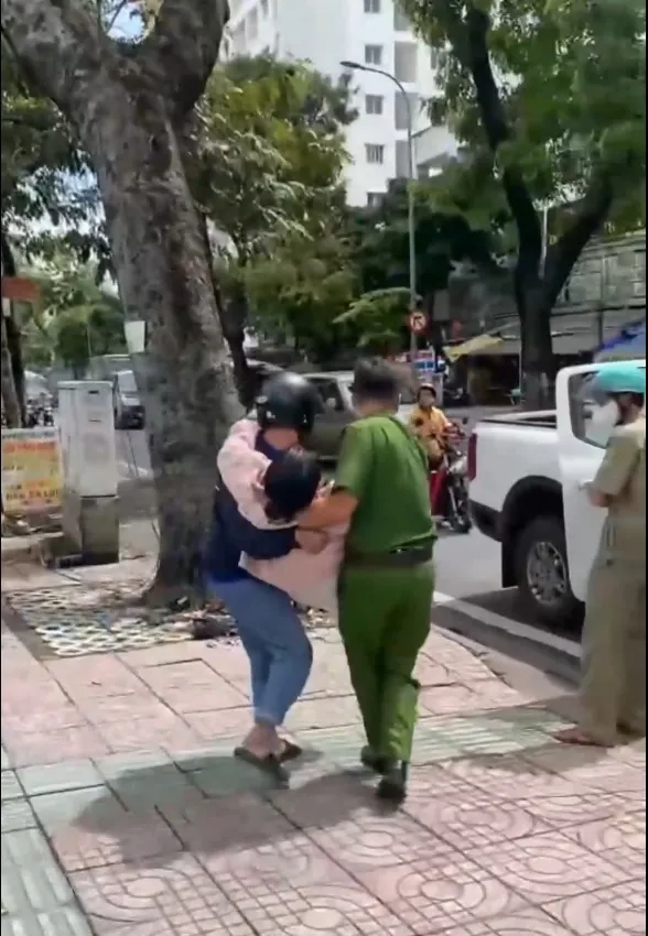 Ấm lòng từ những việc tử tế hỗ trợ người dân của Công an TP Hồ Chí Minh - Ảnh 2.