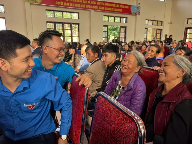 Đoàn Thanh niên VTV tặng quà bà con chịu ảnh hưởng bão lũ ở Nghệ An và Hà Tĩnh - Ảnh 5.