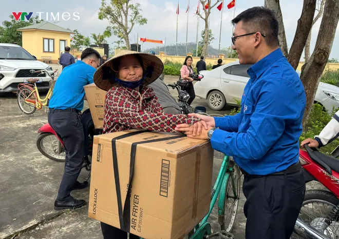 Đoàn Thanh niên VTV tặng quà bà con chịu ảnh hưởng bão lũ ở Nghệ An và Hà Tĩnh - Ảnh 6.