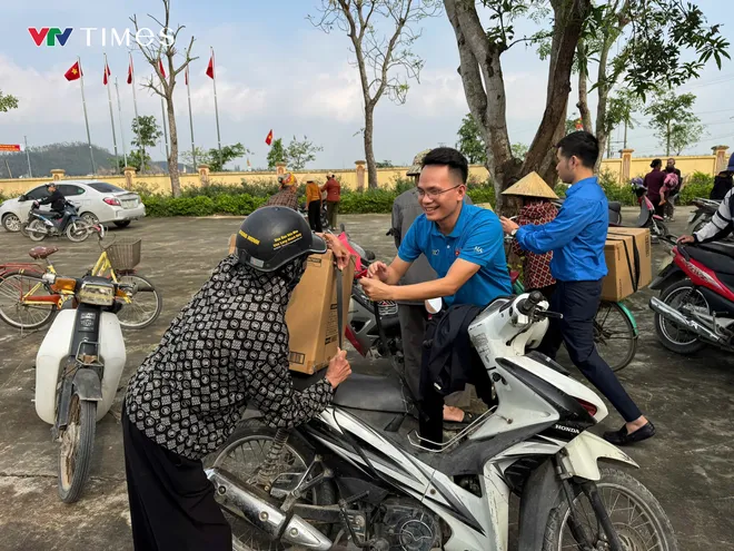 Đoàn Thanh niên VTV tặng quà bà con chịu ảnh hưởng bão lũ ở Nghệ An và Hà Tĩnh - Ảnh 7.