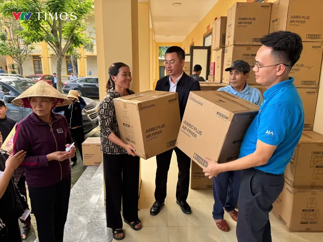 Đoàn Thanh niên VTV tặng quà bà con chịu ảnh hưởng bão lũ ở Nghệ An và Hà Tĩnh - Ảnh 4.