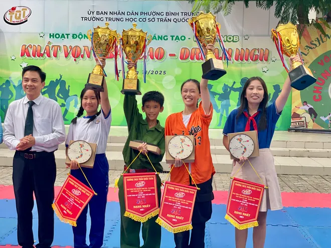 Những "đóa hoa đẹp nhất" tri ân thầy cô giáo - Ảnh 10.