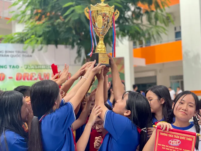 Những "đóa hoa đẹp nhất" tri ân thầy cô giáo - Ảnh 11.