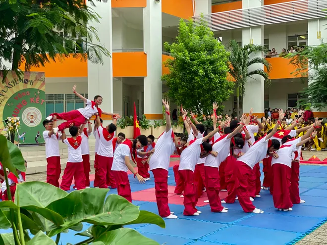 Những "đóa hoa đẹp nhất" tri ân thầy cô giáo - Ảnh 9.