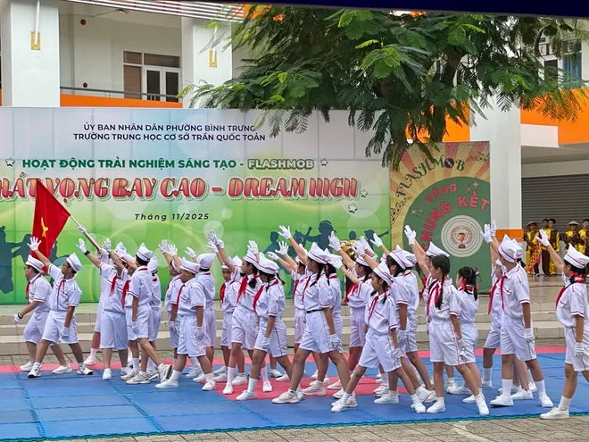 Những "đóa hoa đẹp nhất" tri ân thầy cô giáo - Ảnh 8.