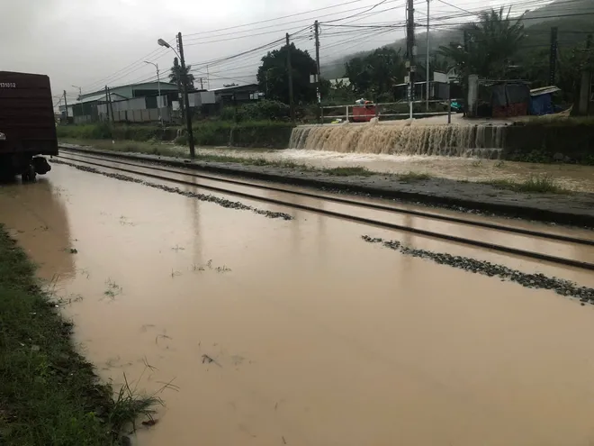 Lũ lụt gây tê liệt đường sắt: thiệt hại gần 10 tỷ đồng, hơn 2.000 hành khách mắc kẹt - Ảnh 1.