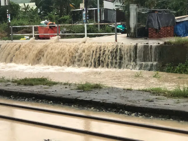 Lũ lụt gây tê liệt đường sắt: thiệt hại gần 10 tỷ đồng, hơn 2.000 hành khách mắc kẹt - Ảnh 2.