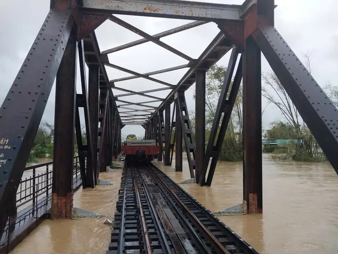 Lũ lụt gây tê liệt đường sắt: thiệt hại gần 10 tỷ đồng, hơn 2.000 hành khách mắc kẹt - Ảnh 5.