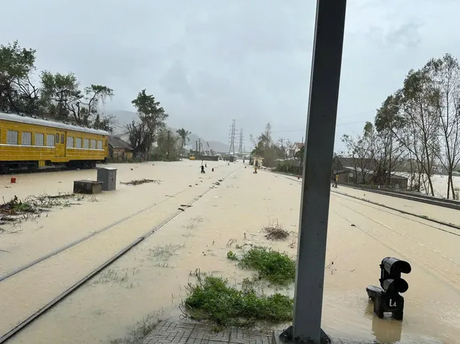 Lũ lụt gây tê liệt đường sắt: thiệt hại gần 10 tỷ đồng, hơn 2.000 hành khách mắc kẹt - Ảnh 4.