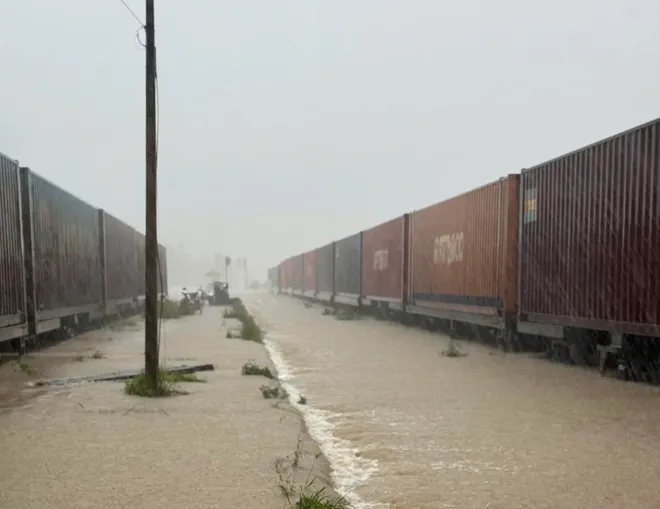 Lũ lụt gây tê liệt đường sắt: thiệt hại gần 10 tỷ đồng, hơn 2.000 hành khách mắc kẹt - Ảnh 6.