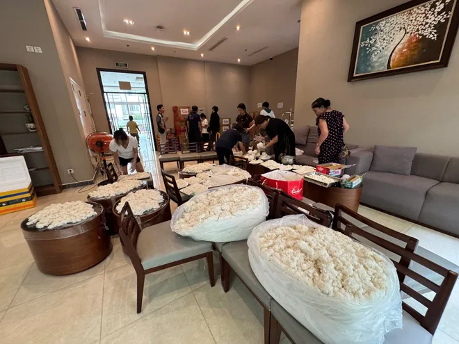 Cứu trợ miền Trung: TP Hồ Chí Minh chuyển hướng ưu tiên nhu yếu phẩm - Ảnh 2.