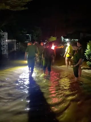 Đồng Nai: Công an sơ tán người dân vùng trũng khi thủy điện xả nước- Ảnh 5.