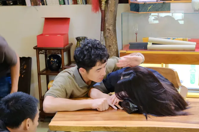 Gió ngang khoảng trời xanh: Hậu trường siêu đáng yêu của cặp Ngân và Dũng 'con bác Bơ'- Ảnh 6. Gió ngang khoảng trời xanh: Hậu trường siêu đáng yêu của cặp Ngân và Dũng 'con bác Bơ'- Ảnh 6.