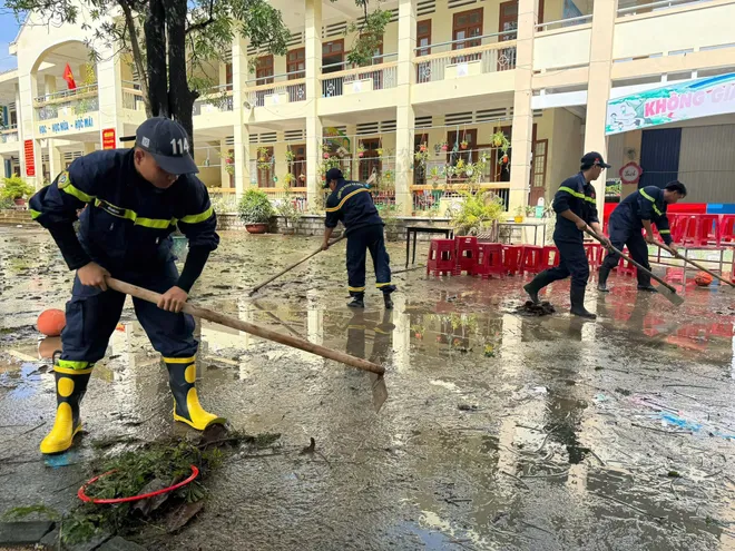 Công an TP Hồ Chí Minh thần tốc chi viện tâm lũ Đắk Lắk - Ảnh 3.