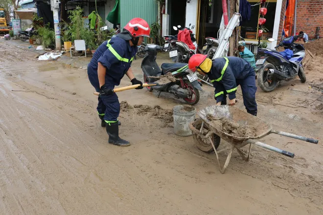 Công an TP Hồ Chí Minh thần tốc chi viện tâm lũ Đắk Lắk - Ảnh 2.