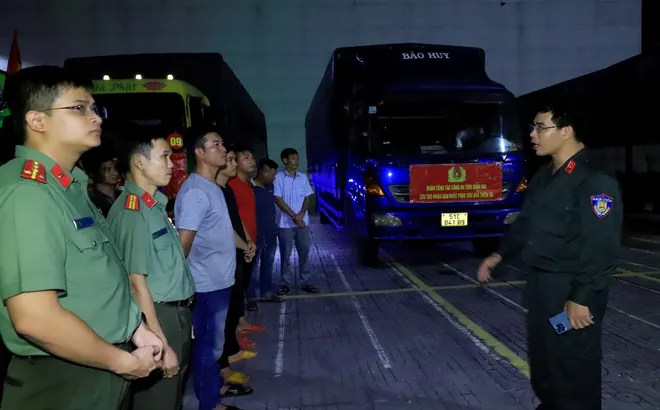 Khẩn trương làm sạch môi trường, ngăn nguy cơ dịch bệnh sau mưa lũ - Ảnh 1.