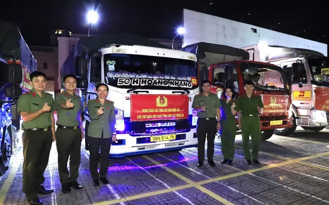 Khẩn trương làm sạch môi trường, ngăn nguy cơ dịch bệnh sau mưa lũ - Ảnh 3.