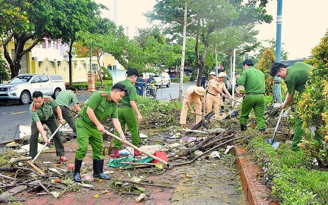 Khẩn trương làm sạch môi trường, ngăn nguy cơ dịch bệnh sau mưa lũ - Ảnh 6.