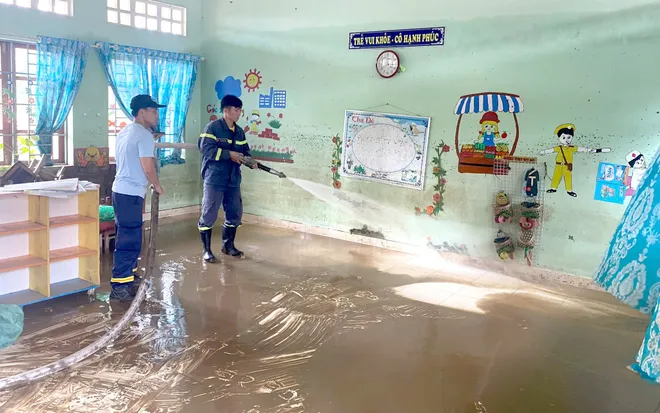 Khẩn trương làm sạch môi trường, ngăn nguy cơ dịch bệnh sau mưa lũ - Ảnh 8.