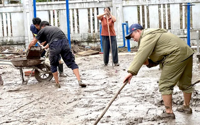 Khẩn trương làm sạch môi trường, ngăn nguy cơ dịch bệnh sau mưa lũ - Ảnh 9.