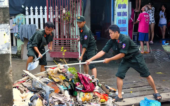 Khẩn trương làm sạch môi trường, ngăn nguy cơ dịch bệnh sau mưa lũ - Ảnh 7.