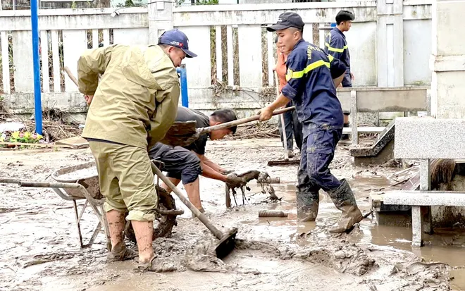 Khẩn trương làm sạch môi trường, ngăn nguy cơ dịch bệnh sau mưa lũ - Ảnh 11.